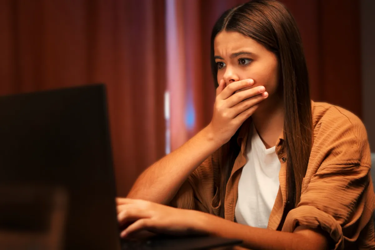 Abuzul digital afectează viața reală a unei treimi din victime