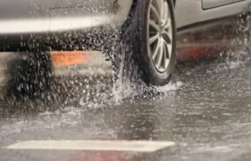 Atenție la volan când plouă! Greșelile care pot duce la accidente