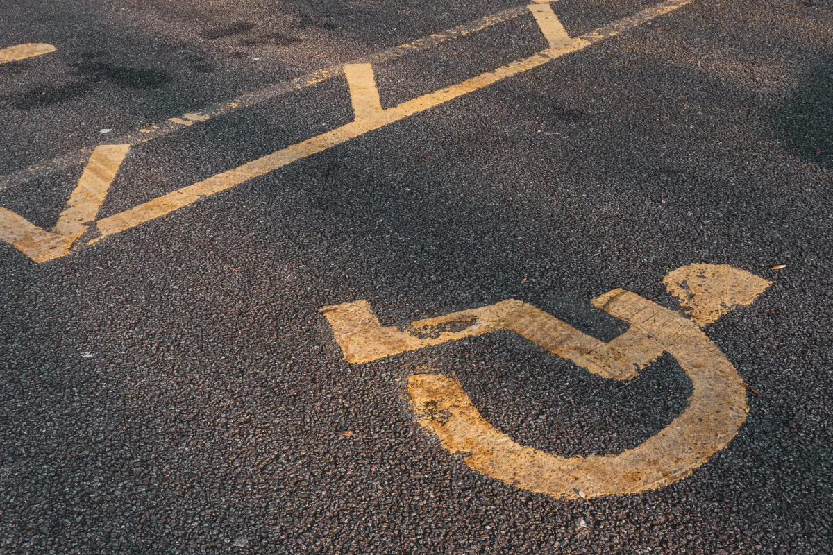 CNAB: Parcări gratuite pentru persoanele cu mobilitate redusă la Henri Coandă și Băneasa