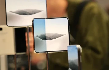 Fisuri la ecranele iPhone Duo la câteva zile de la lansare, Apple reacționează