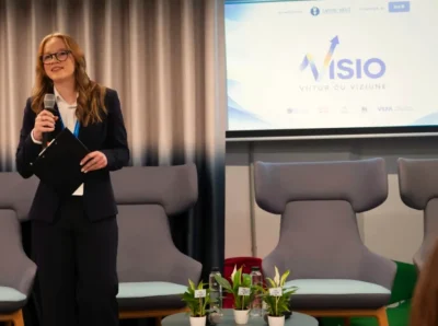 O elevă de 16 ani organizează conferința VISIO cu 230 de tineri și antreprenori