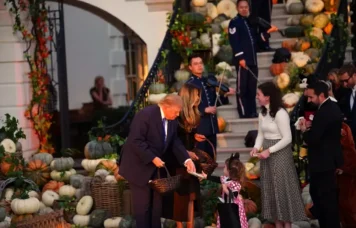 Trump dansează și semnează costumele copiilor la petrecerea de Halloween